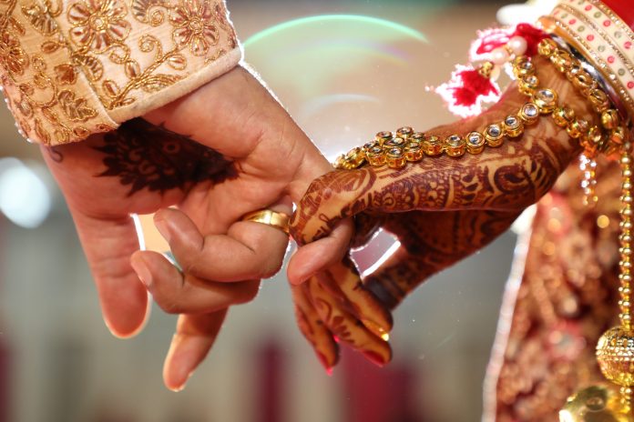 An American Muslim couple got married in Kashi according to Hindu rituals