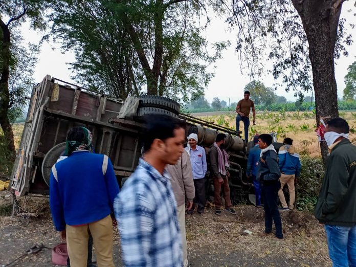 16 dead after truck overturns in Jalgaon