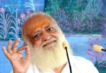 Transfer of 6 teachers for performing aarti of Asaram's photo