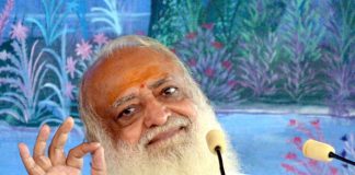Transfer of 6 teachers for performing aarti of Asaram's photo