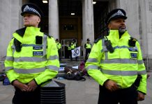 Police attacked to remove Ramadan stalls in Birmingham