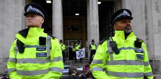 Police attacked to remove Ramadan stalls in Birmingham