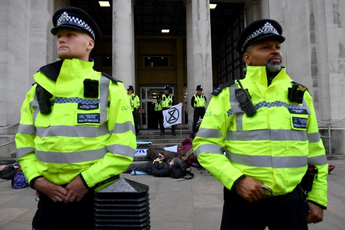 Police attacked to remove Ramadan stalls in Birmingham