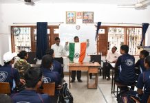 how to hoist the national flag