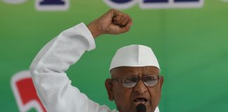 Anna attacks Kejriwal on liquor scam issue