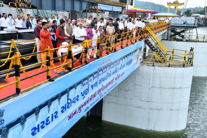 Sardar Sarovar dam burst, Chief Minister hailed Narmada Neer