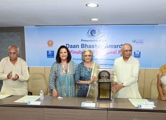 UK-based donor Veenaben Patel honored with Danbhaskar Award
