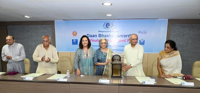 UK-based donor Veenaben Patel honored with Danbhaskar Award