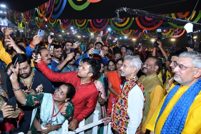 60 foreign diplomats and Jaishankar danced to the beat of Garba