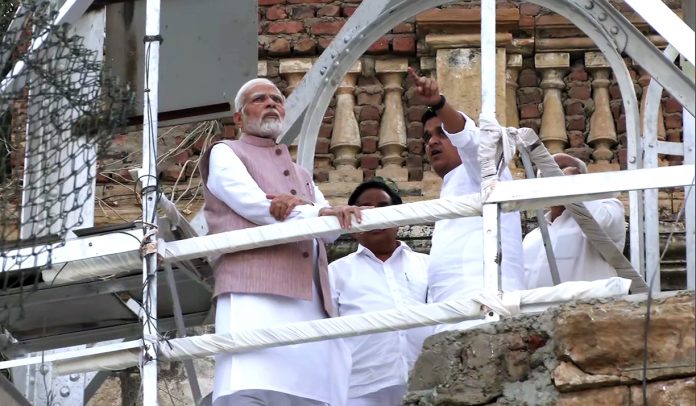 Modi visited the disaster site in Morbi, met the injured