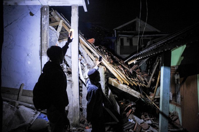 Indonesia earthquake death toll rises to 162, hundreds injured