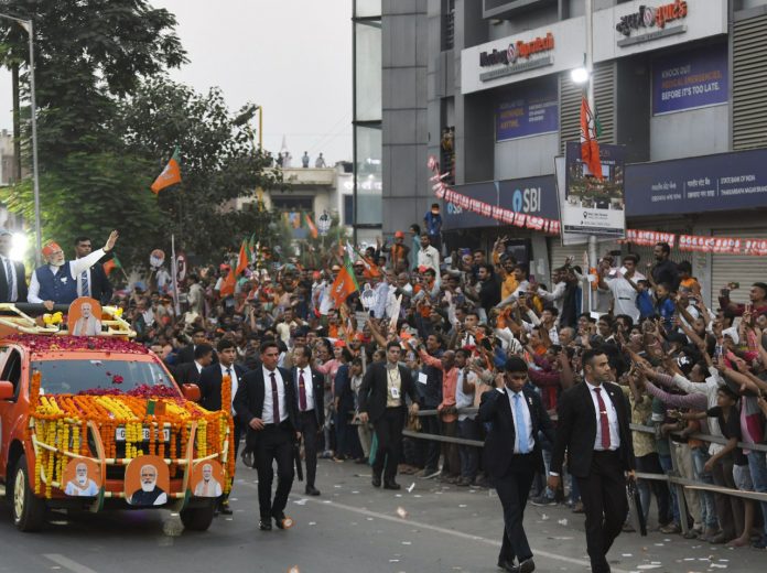 Modi again held a road show in Ahmedabad