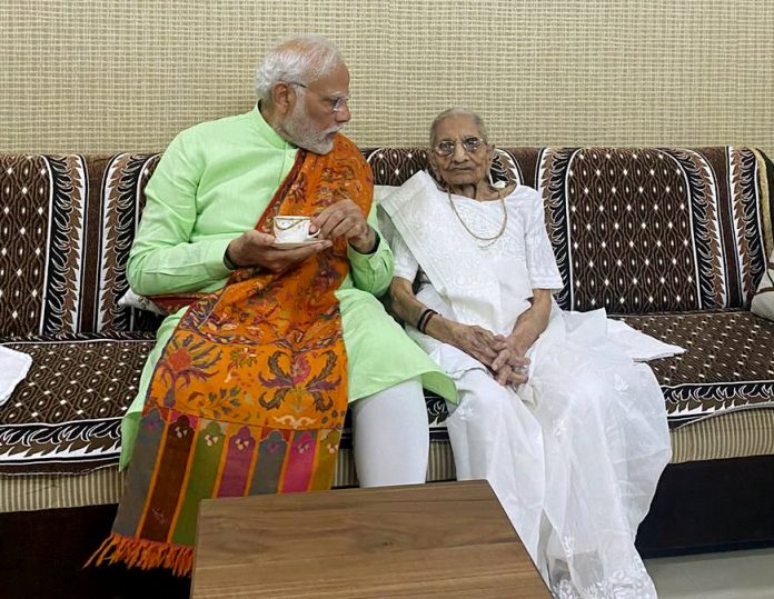 Prime Minister Modi's mother Hiraba was admitted to the hospital due to deteriorating health