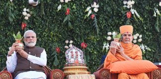 Pramukhswami Maharaj waiting for Narendrabhai like a father