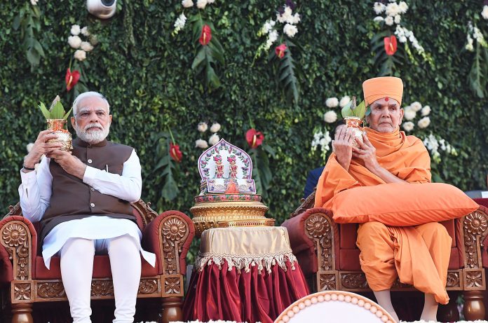 Pramukhswami Maharaj waiting for Narendrabhai like a father