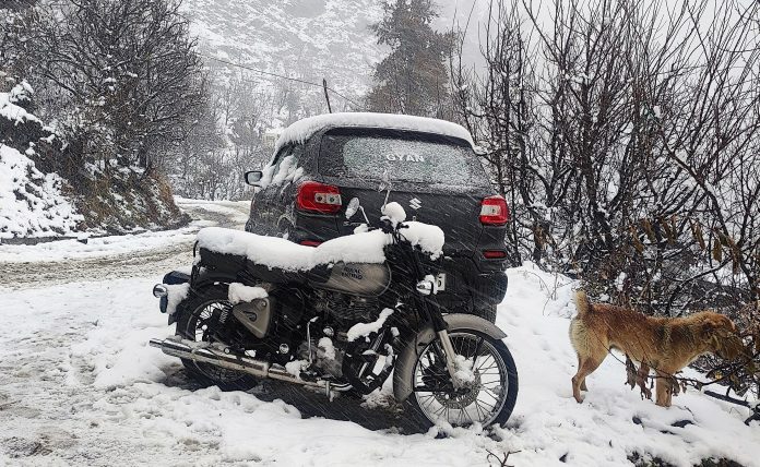 Life disrupted due to snowfall in Himachal