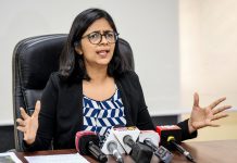 દિલ્હી મહિલા પંચના વડાને કારચાલકે 10-15 મીટર સુધી ઢસેડ્યા The head of the Delhi Mahila Panch was pushed for 10-15 meters by the driver.