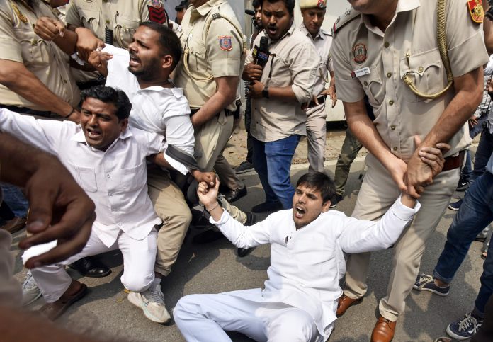 Congress supporters protest against the deployment of Delhi police outside the residence of Rahul Gandhi Big controversy when police reached Rahul Gandhi's house for the third time in 5 days