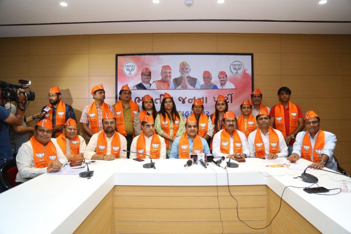 6 more corporators of Surat Aam Aadmi Party join BJP