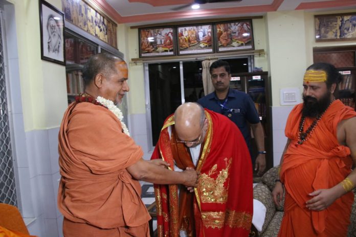 Home Minister Amit Shah took the blessings of Jagadguru Shankaracharya Swami in Dwarka