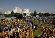 Demand for execution of Imran in Pakistan, siege of Supreme Court