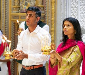 જી-20 સમીટમાં ભાગ લેવા માટે ભારત આવેલા બ્રિટનના વડાપ્રધાન ઋષિ સુનકે તેમની પત્ની અક્ષતા મૂર્તિ સાથે રવિવારે સવારે નવી દિલ્હીના વિશ્વવિખ્યાત અક્ષરધામ મંદિરમાં ખૂબ જ શ્રદ્ધાપૂર્વક પૂજા અને આરતી કરી હતી.