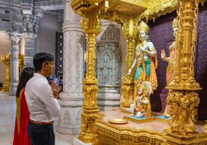 જી-20 સમીટમાં ભાગ લેવા માટે ભારત આવેલા બ્રિટનના વડાપ્રધાન ઋષિ સુનકે તેમની પત્ની અક્ષતા મૂર્તિ સાથે રવિવારે સવારે નવી દિલ્હીના વિશ્વવિખ્યાત અક્ષરધામ મંદિરમાં ખૂબ જ શ્રદ્ધાપૂર્વક પૂજા અને આરતી કરી હતી.