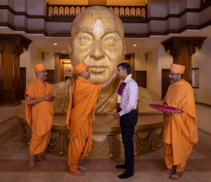 સ્વામિનારાયણ સંતોએ યુકે પીએમને તિલક કરીને મંદિરમાં આવકાર્યા હતા.