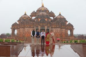 જી-20 સમીટમાં ભાગ લેવા માટે ભારત આવેલા બ્રિટનના વડાપ્રધાન ઋષિ સુનકે તેમની પત્ની અક્ષતા મૂર્તિ સાથે રવિવારે સવારે નવી દિલ્હીના વિશ્વવિખ્યાત અક્ષરધામ મંદિરમાં ખૂબ જ શ્રદ્ધાપૂર્વક પૂજા અને આરતી કરી હતી.