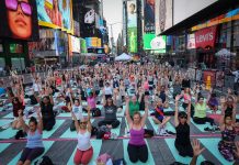 ન્યૂયોર્કના પ્રખ્યાત ટાઇમ્સ સ્કેવર ખાતે આંતરરાષ્ટ્રીય યોગ દિવસની ઉજવણી