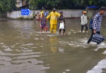 મુંબઈમાં ભારે વરસાદથી જનજીવન અસ્તવ્યસ્ત, 50 ફ્લાઇટ્સ રદ