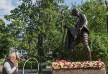 કીવમાં મહાત્મા ગાંધીની પ્રતિમાને શ્રદ્ધાંજલિ આપી મોદીએ ગાંધીજીના શાંતિના સંદેશને યાદ કર્યો