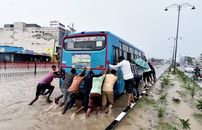 Bus struggles to cross severely waterlogged road