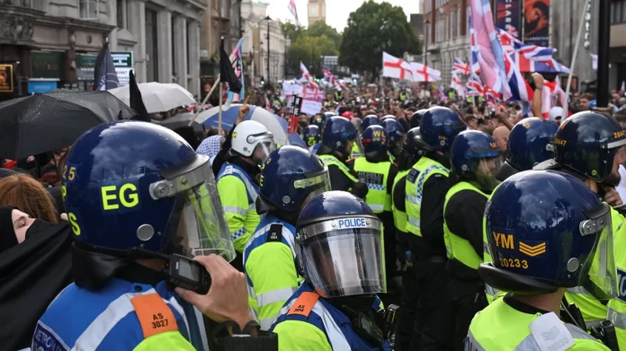 લંડનમાં ઇમિગ્રન્ટ્સ વિરોધી જંગી દેખાવો લંડન