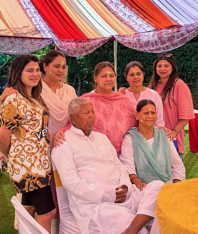 Lalu Yadav celebrates Holi with his family