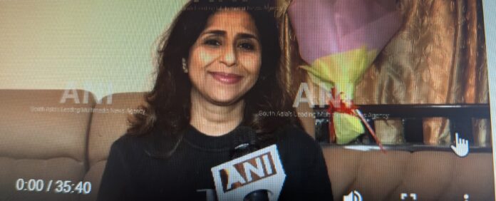 મેનકા સોની ગીતા હાથમાં લઇ શપથ લેનાર પ્રથમ ઇન્ડિયન અમેરિકન મહિલા બન્યાં સોની