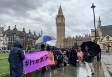 બાંગ્લાદેશમાં હિન્દુઓ પરના હુમલાઓ સામે બ્રિટિશ હિન્દુઓનો પાર્લામેન્ટ સ્ક્વેરમાં વિરોધ