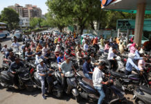 ગુજરાતમાં પેટ્રો-ડીઝલની અછતની અફવાથી પેટ્રોલ પંપો પર લાંબી કતારો