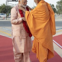Anandswamrupdas Swami greets PM Narendra Modi -min