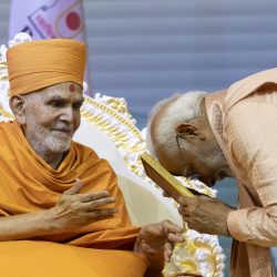 Mahant Swami Maharaj presents a book titled Millenial Moment by Bikram Vohra-min