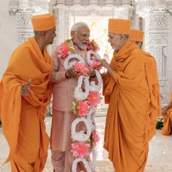 PM Narendra Modi being facilitated with a garland of flower -min