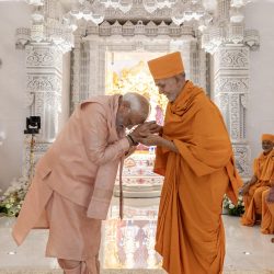 PM Narendra Modi meets Pujya Mahant Swami Maharaj-min