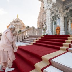 PM Narendra Modi meets Pujya Mahant Swami MaharajJPG-min